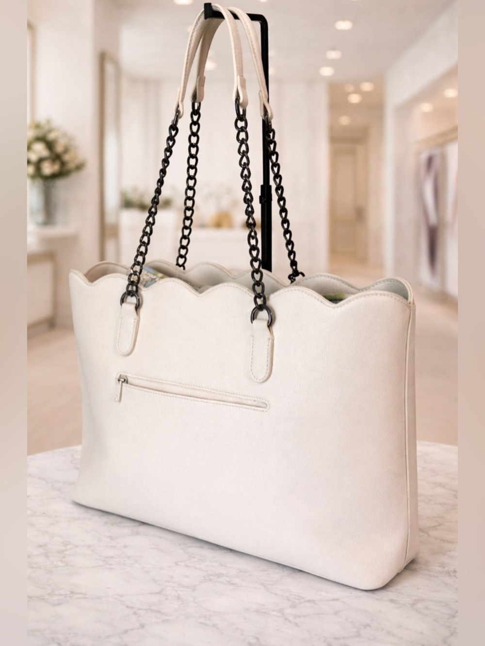 Betsey Johnson cream-colored tote bag black chain straps and heart-shaped charm - Picture 4 of 5